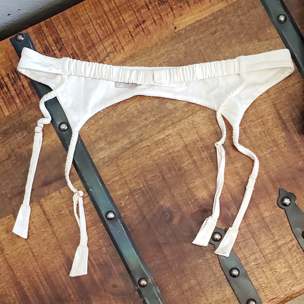 🤍 Victoria's Secret White Floral Garter Belt 🤍 - Picture 7 of 12